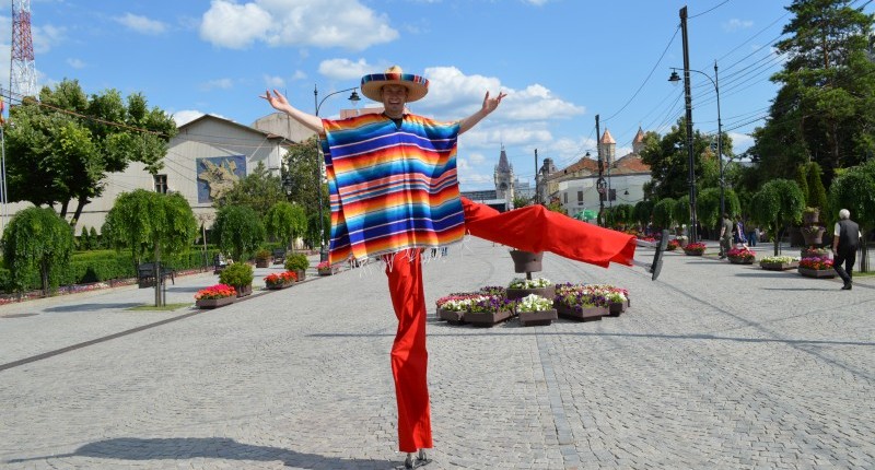 Catalige Picioroange Stilts Trupa de Dans si Entertainment The Sky Iasi by Adrian Stefan